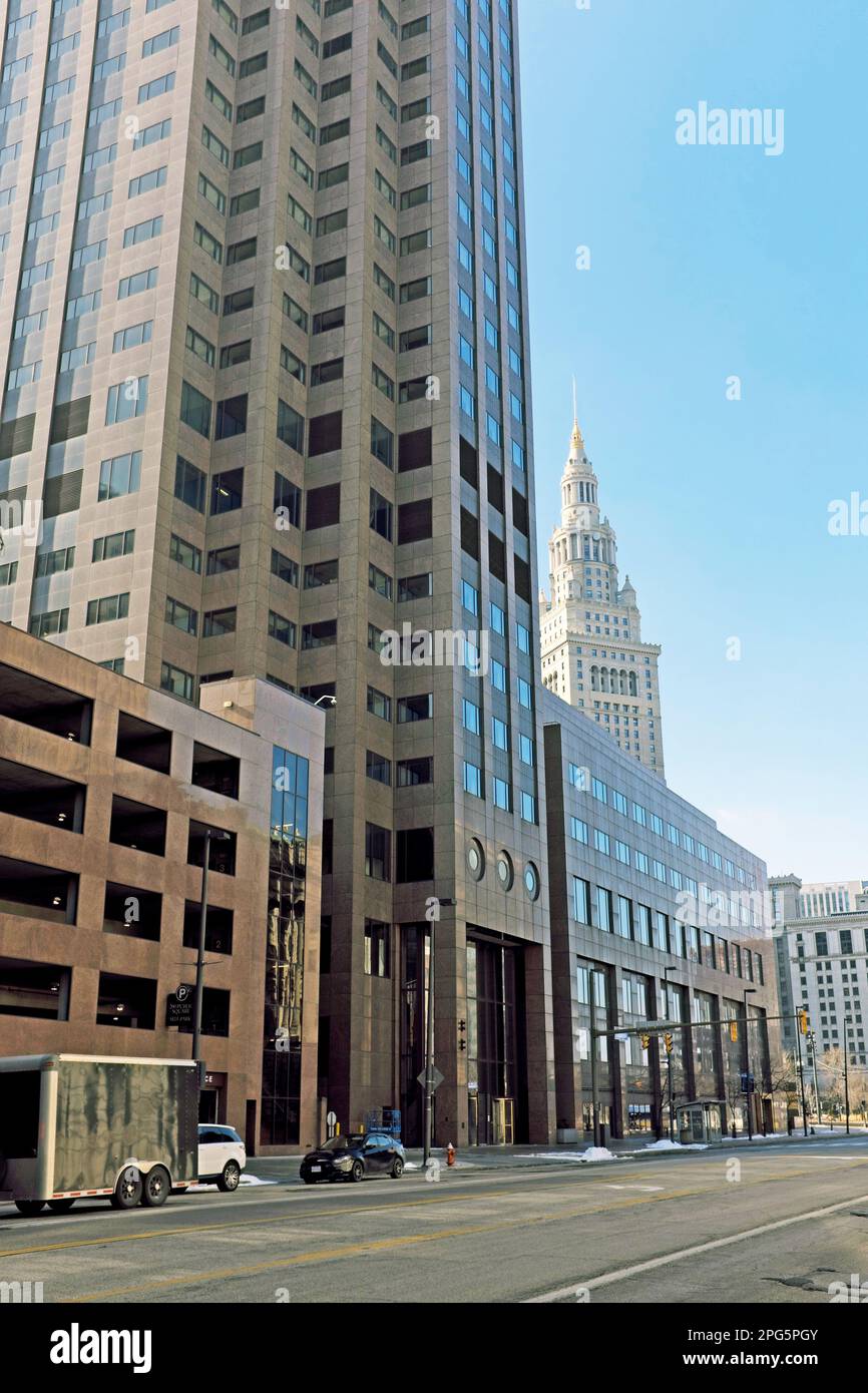 Kiefer's German American Tavern sur Detroit Avenue dans Ohio City, ouvert en 1937 et fermé en 1991 alors qu'un panneau est encore suspendu à l'extérieur en 2023. Banque D'Images