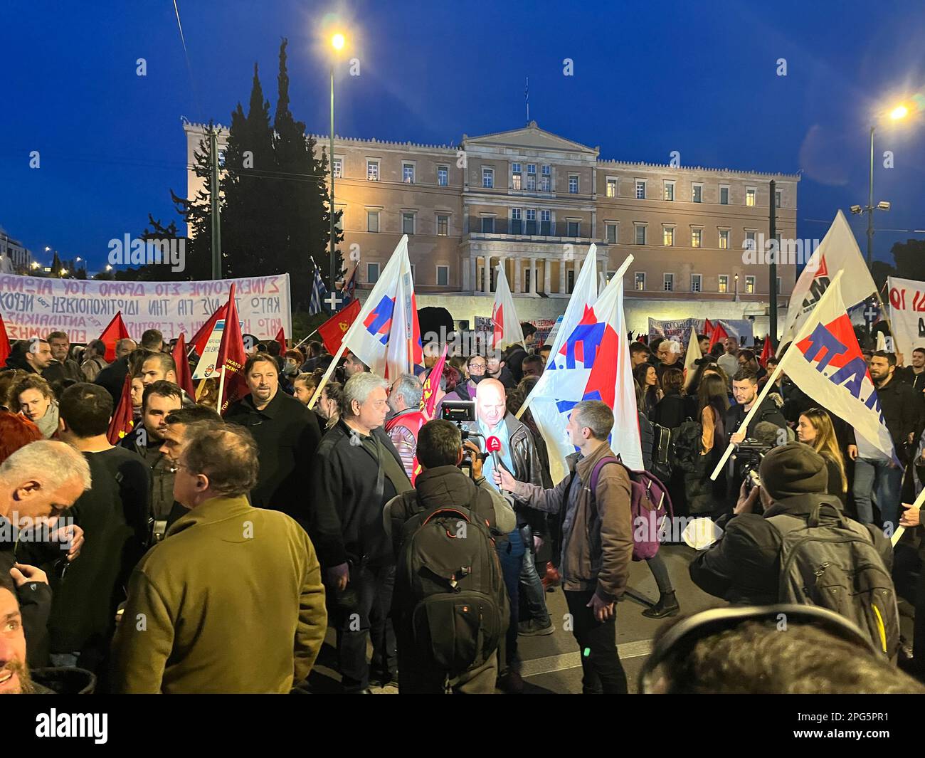 Athènes, Grèce, 20 mars 2023. Place Syntagma et Parlement grec, Athènes, 20 mars 2023. Poursuivant le suivi des plus grandes manifestations de masse de la semaine dernière depuis la crise initiale de la zone euro qui a touché l'économie grecque il y a près de 17 ans, Les troubles publics actuels à Athènes ont été concentrés sur la colère des syndicats grecs et de l'électorat général face à l'intention du Parlement de privatiser l'approvisionnement municipal en eau de la Grèce. Avec une longue histoire d'eau contaminée et d'échecs de gestion qui ont eu des répercussions sur les réseaux publics d'aqueduc et leurs employés syndiqués, les protestations de l'électorat sont fades Banque D'Images