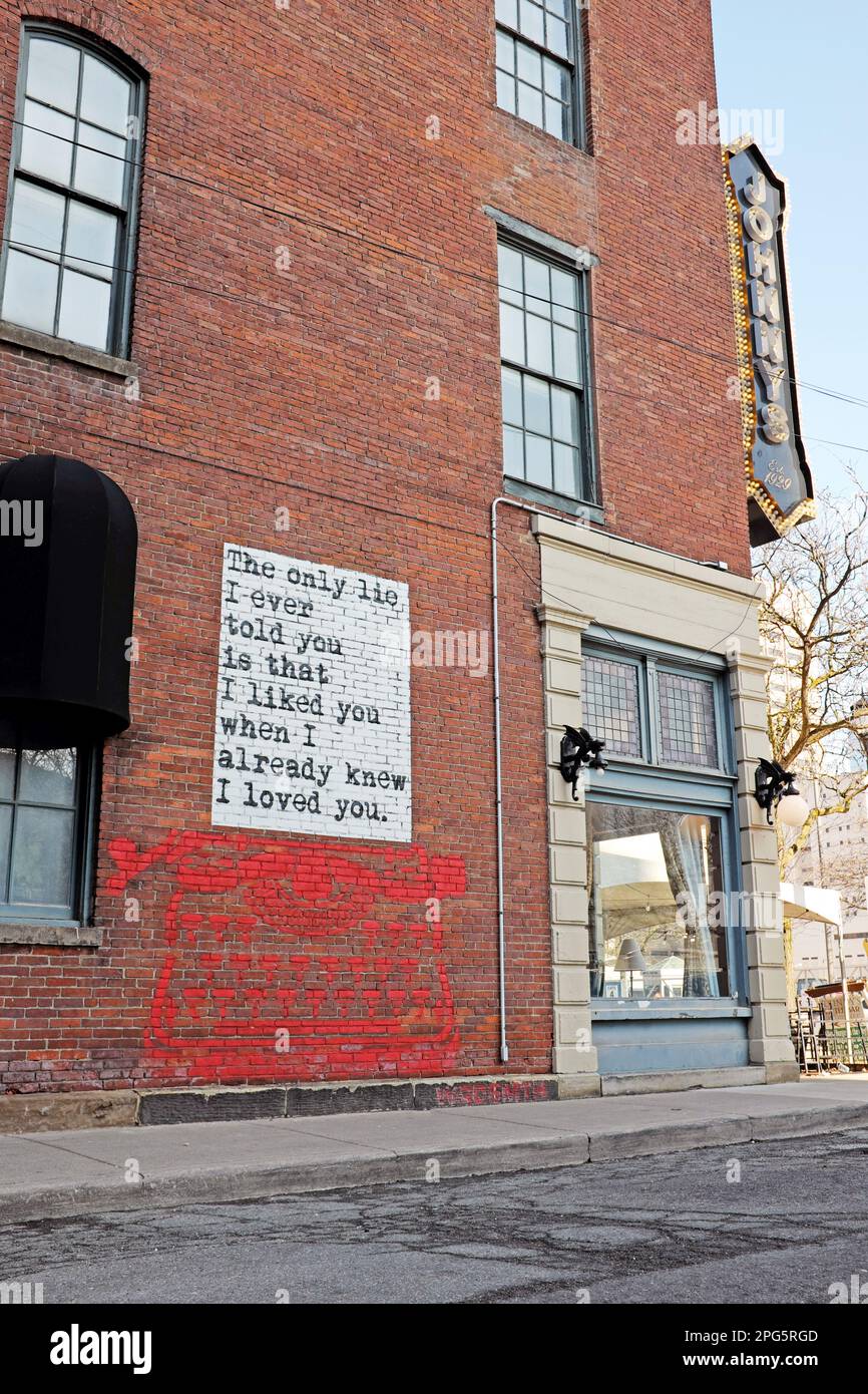 Johnny's Downtown à l'angle de West 6th et Frankfort dans le Cleveland Ohio Warehouse District a ouvert en 1993 dans un bâtiment rénové des années 1860. Banque D'Images