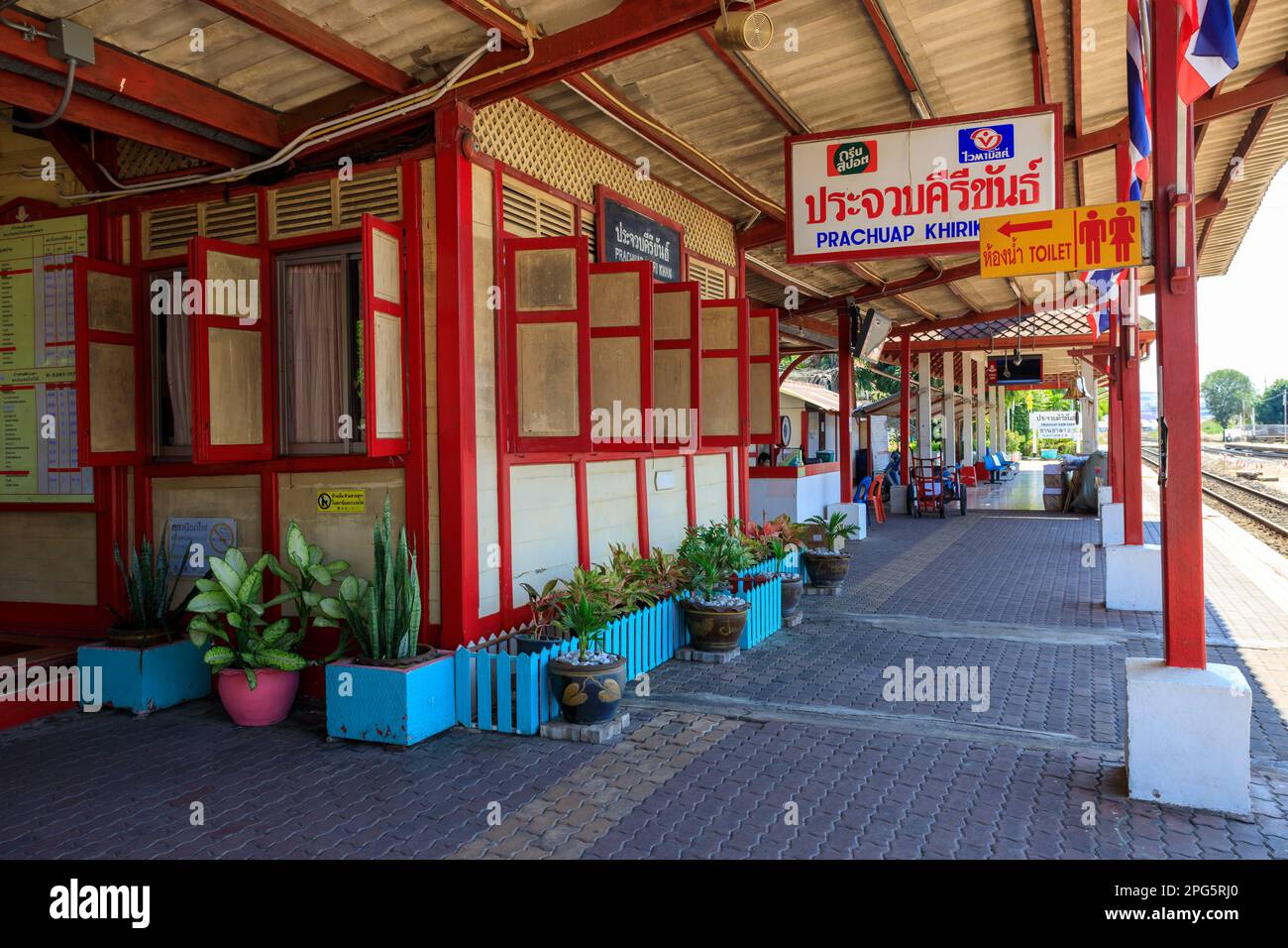 Prachuap Khiri Khan, Thaïlande - 6 février 2023 : extérieur du bâtiment de la gare Prachuap Khiri Khan situé en Thaïlande. Banque D'Images