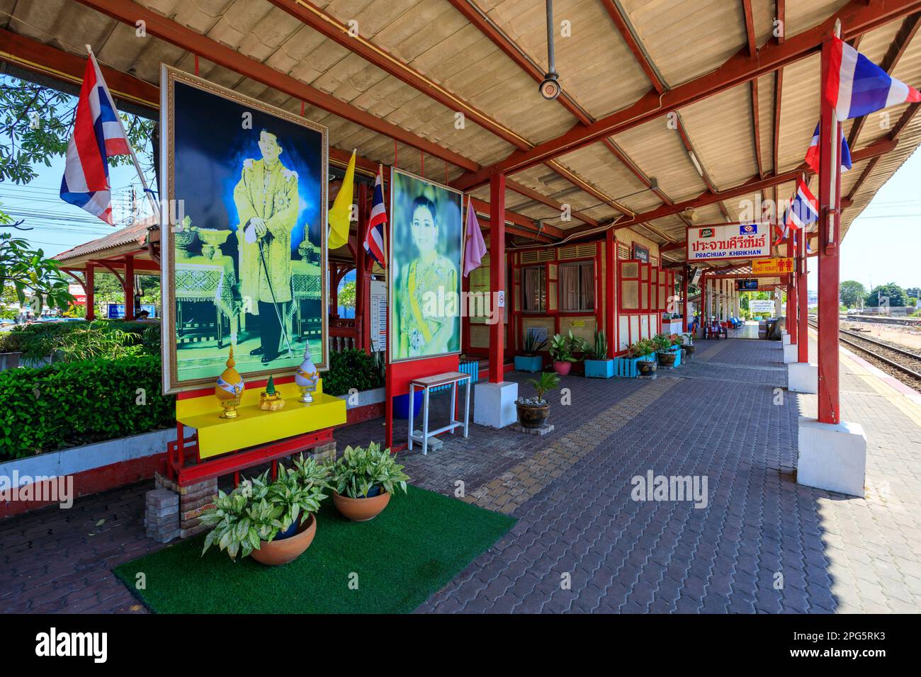 Prachuap Khiri Khan, Thaïlande - 6 février 2023 : extérieur du bâtiment de la gare Prachuap Khiri Khan situé en Thaïlande. Banque D'Images