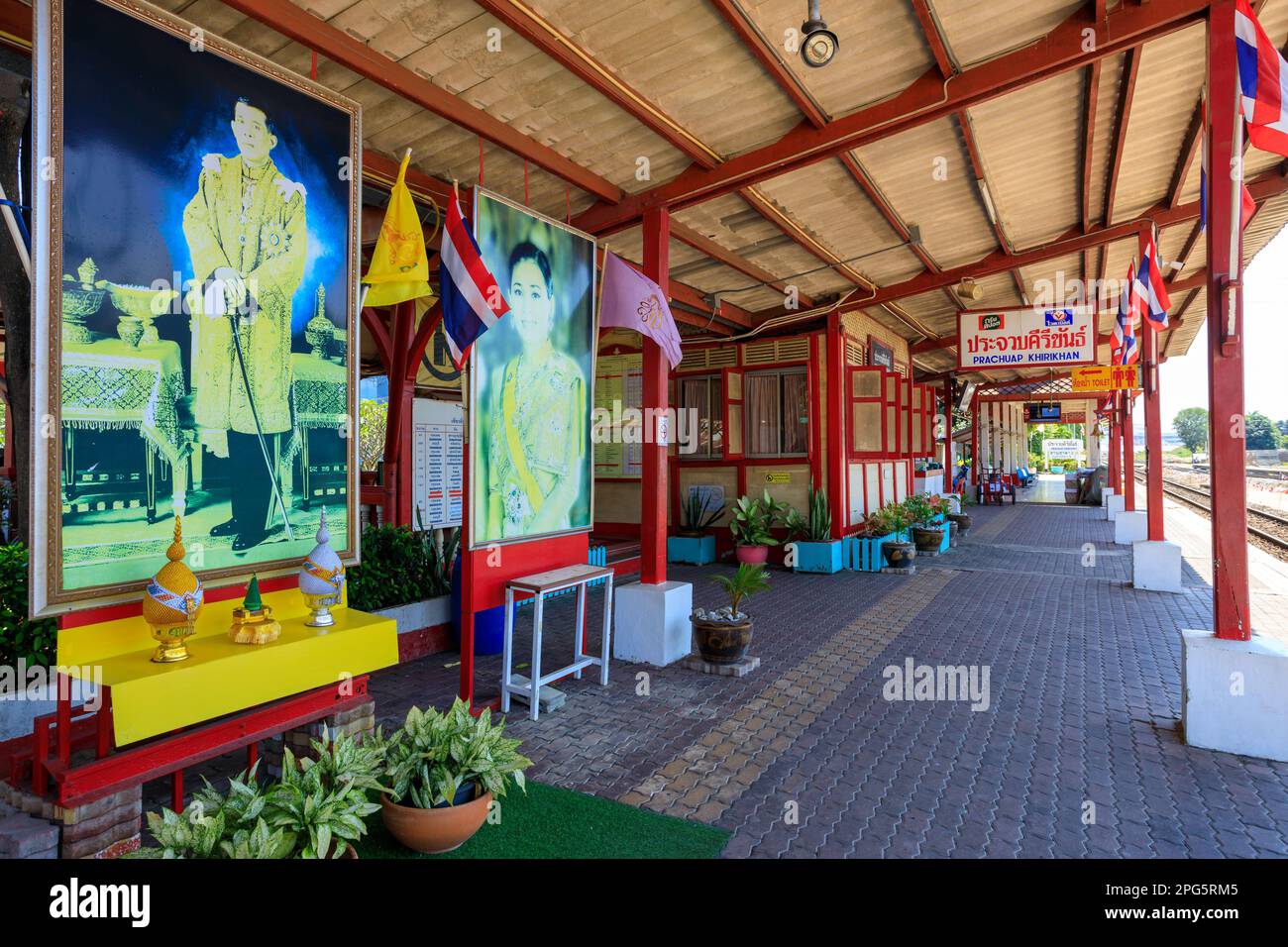 Prachuap Khiri Khan, Thaïlande - 6 février 2023 : extérieur du bâtiment de la gare Prachuap Khiri Khan situé en Thaïlande. Banque D'Images