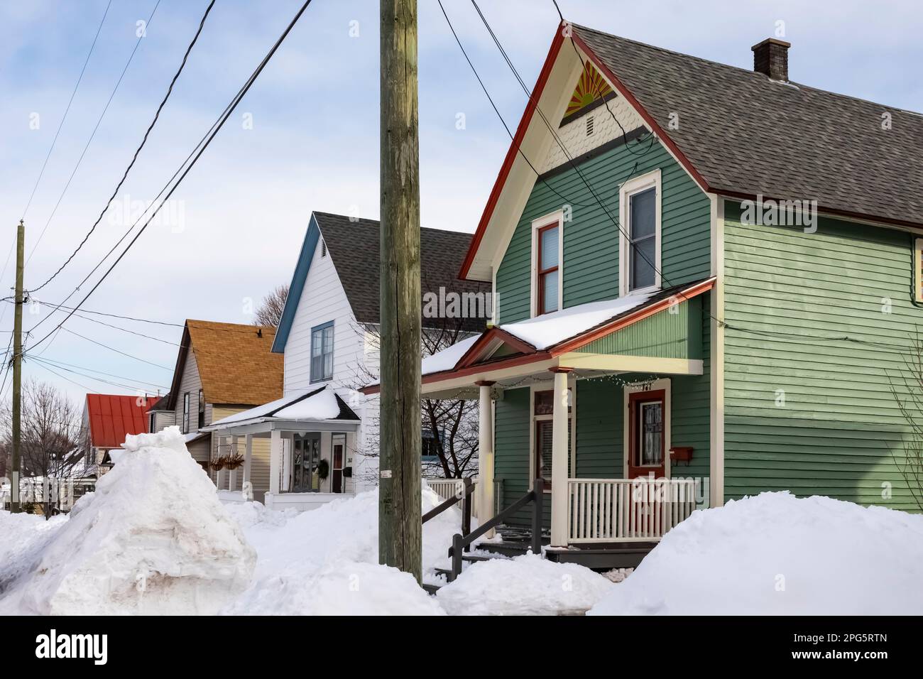 Maisons avec des tas de neige pendant l'hiver à Marquette, Upper Peninsula, Michigan, États-Unis [aucune autorisation de propriété; licence éditoriale seulement] Banque D'Images