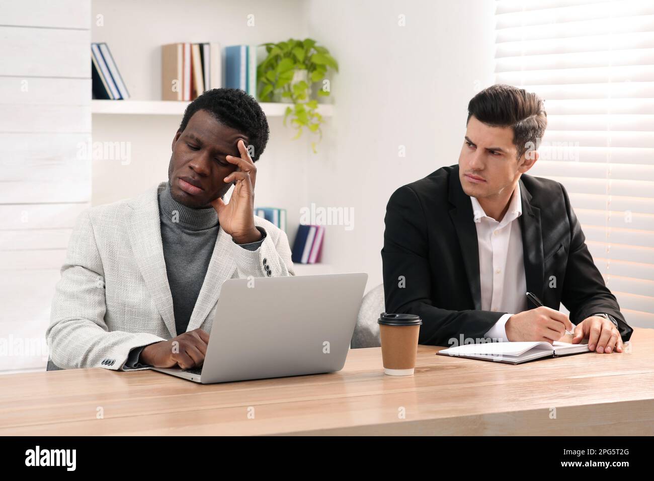 Homme afro-américain souffrant de discrimination raciale au travail Banque D'Images