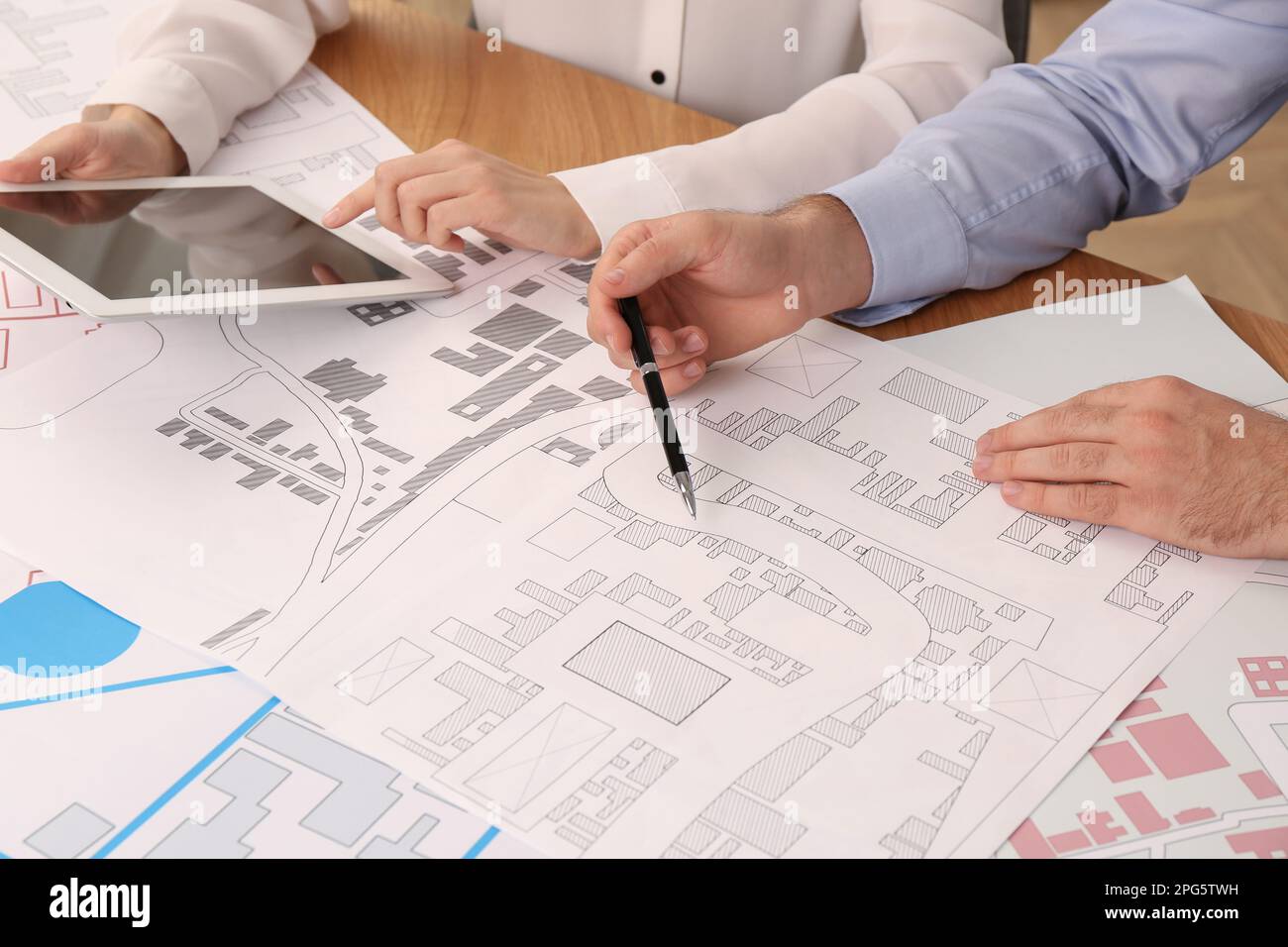 Cartographes professionnels travaillant avec la carte cadastrale à la table, gros plan Banque D'Images