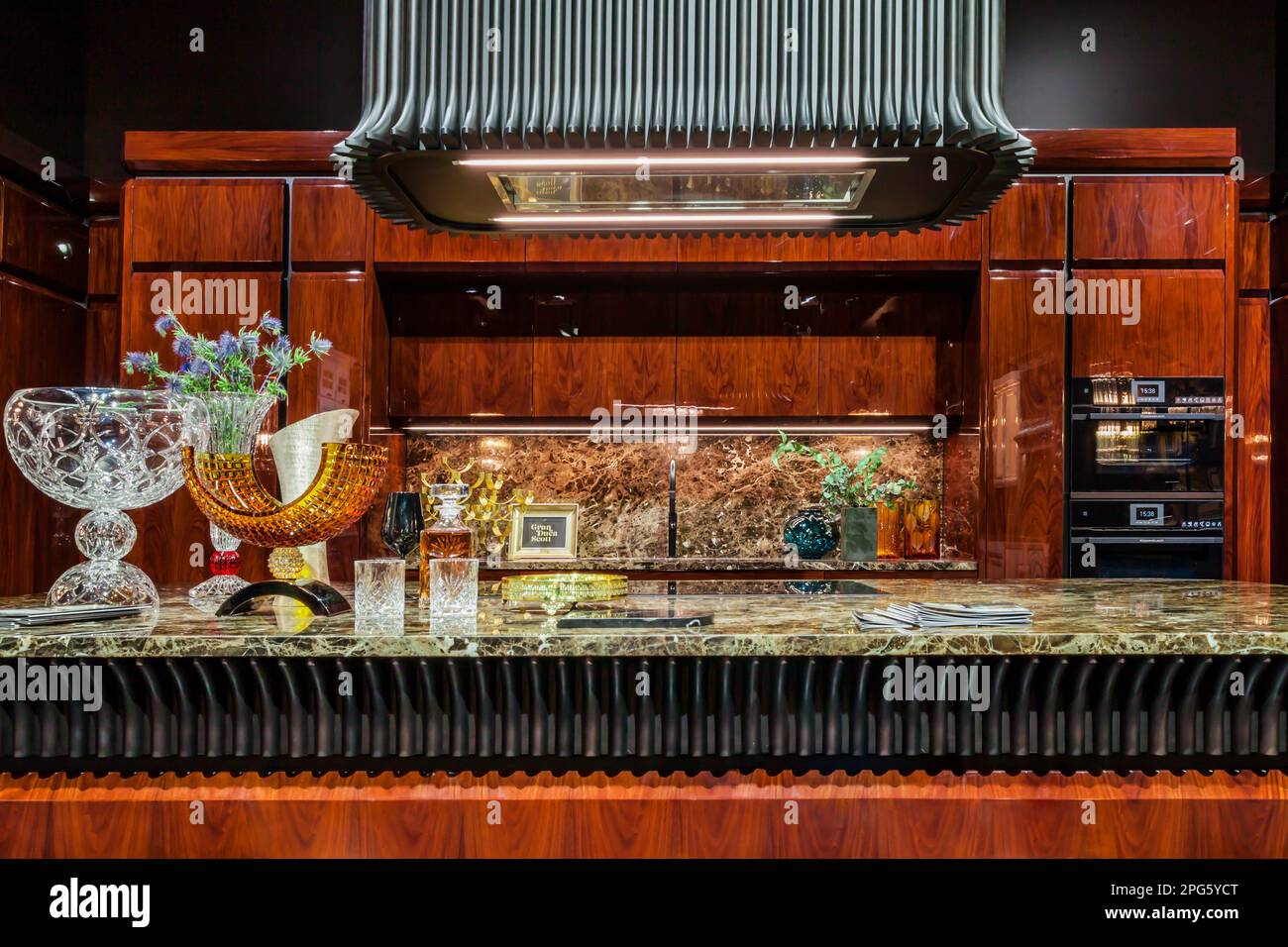 MILAN, ITALIE - 22 AVRIL 2018 : exposition 57th de Salone internationale del Mobile pendant la semaine de design de Milan. Nombreux visiteurs de la Fiera Rho Milano Banque D'Images