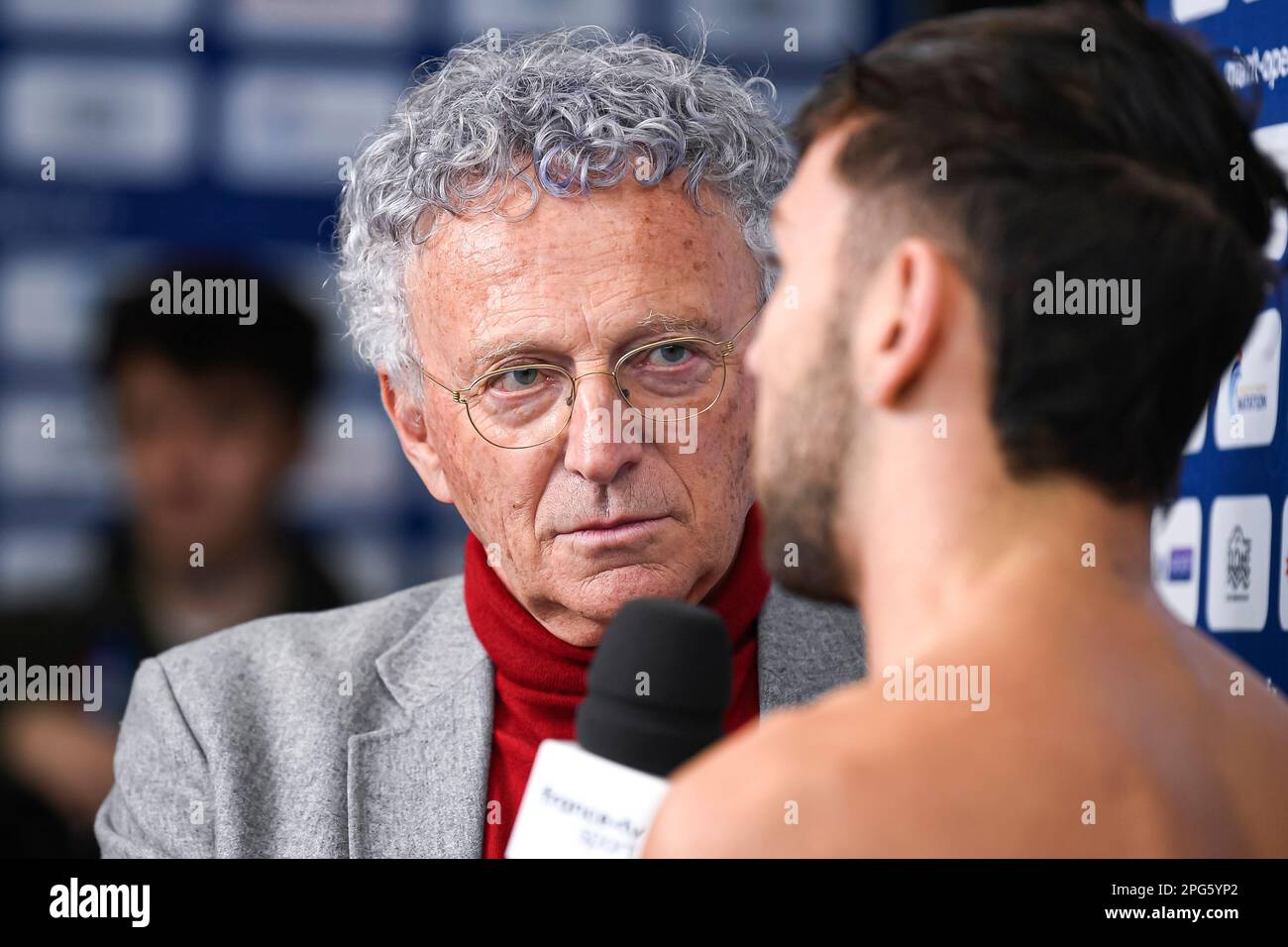 Journaliste français Nelson Monfort en interview pour France télévisions (France TV Sport) lors d'un nouveau concours de natation, l'Open géant sur 19 mars 2023, au Dôme de Saint-Germain-en-Laye, France. Photo de Victor Joly/ABACAPRESS.COM Banque D'Images