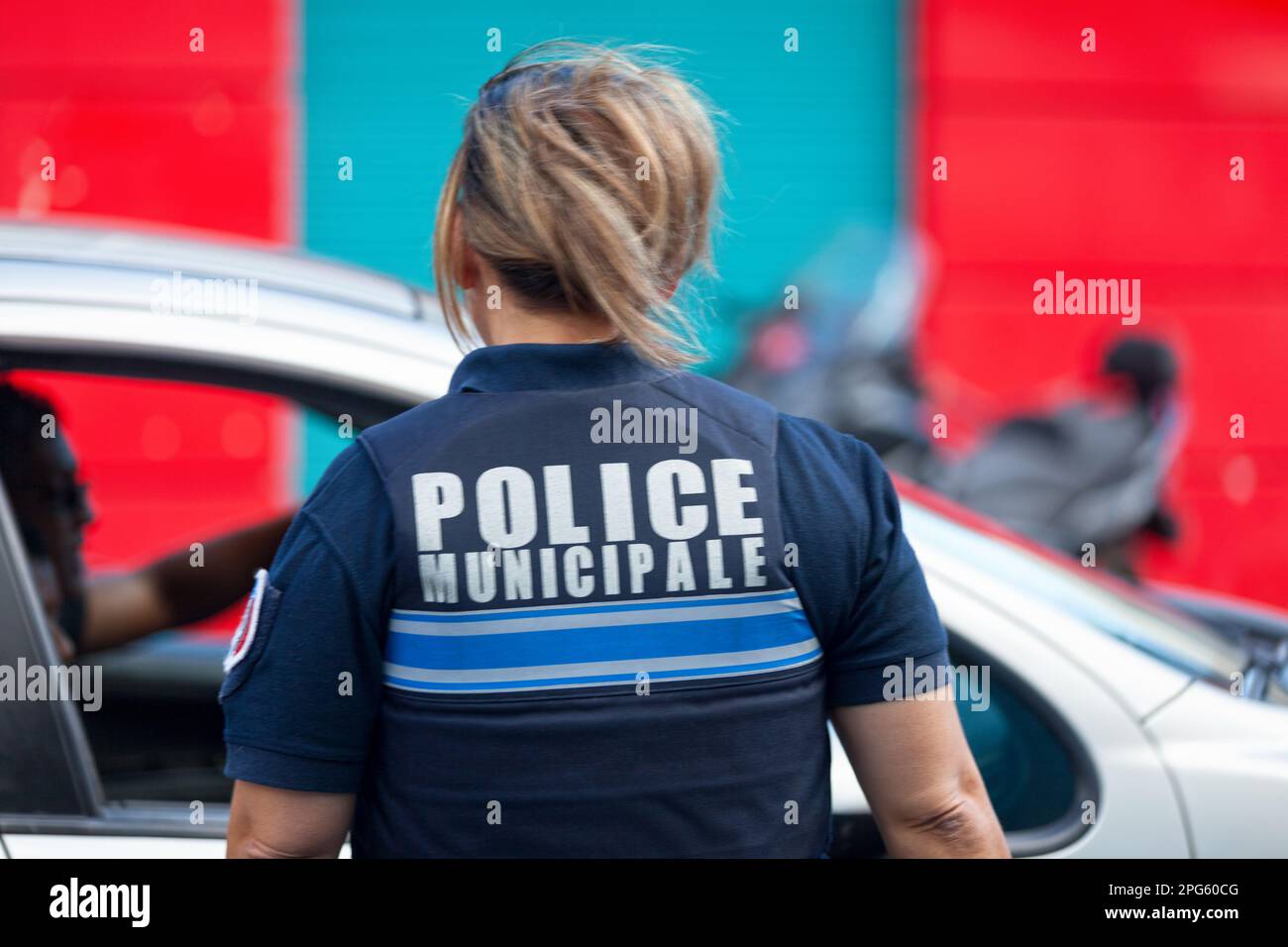 Saint-Gilles les bains, la Réunion - 25 juin 2017: Femme policière française en gilet à l'épreuve des balles contrôlant une voiture pendant le carnaval du Grand Banque D'Images