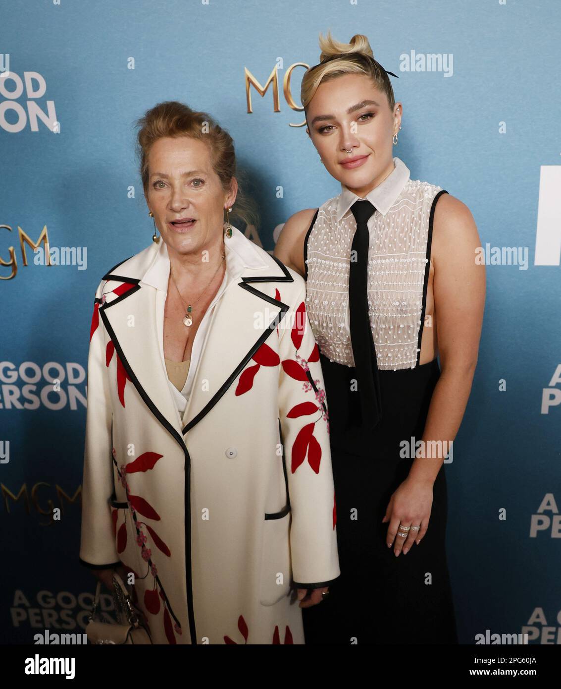 New York, États-Unis. 20th mars 2023. Florence Pugh arrive sur le tapis rouge avec sa maman Deborah Pugh à la séance de dépistage de MGM « A Good Person » à New York, lundi, à Metrograph, à 20 mars 2023, à New York. Photo de John Angelillo/UPI crédit: UPI/Alay Live News Banque D'Images