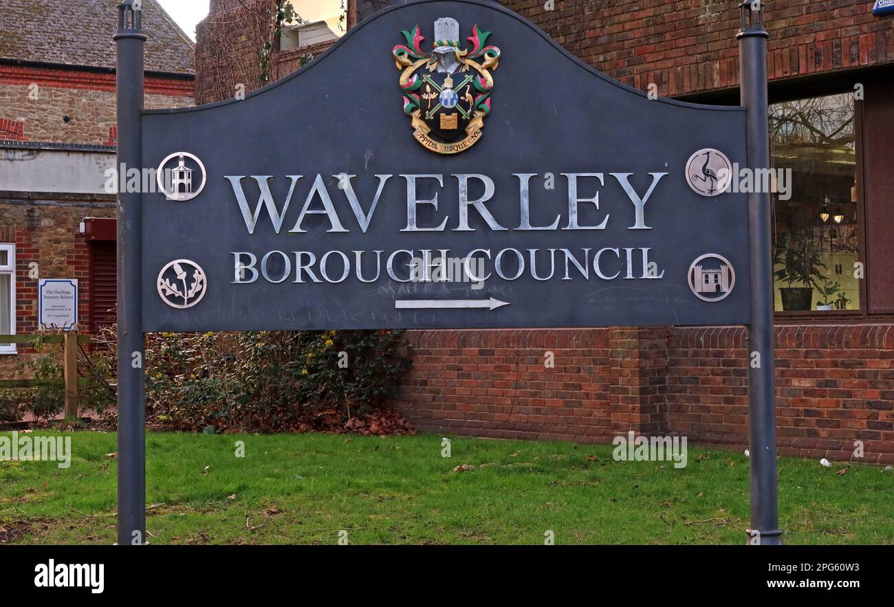 Waverley BC Borough Council signe à l'extérieur des bureaux municipaux, dans le centre-ville de Godalming, les Burys, Surrey, Angleterre, Royaume-Uni, GU7 1HP Banque D'Images