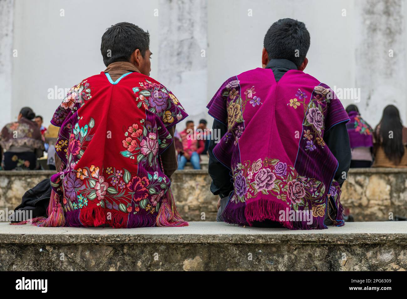 Tzeltal Maya des hommes indigènes mexicains en vêtements traditionnels par l'église San Lorenzo, Zinacantan, Chiapas, Mexique. Banque D'Images