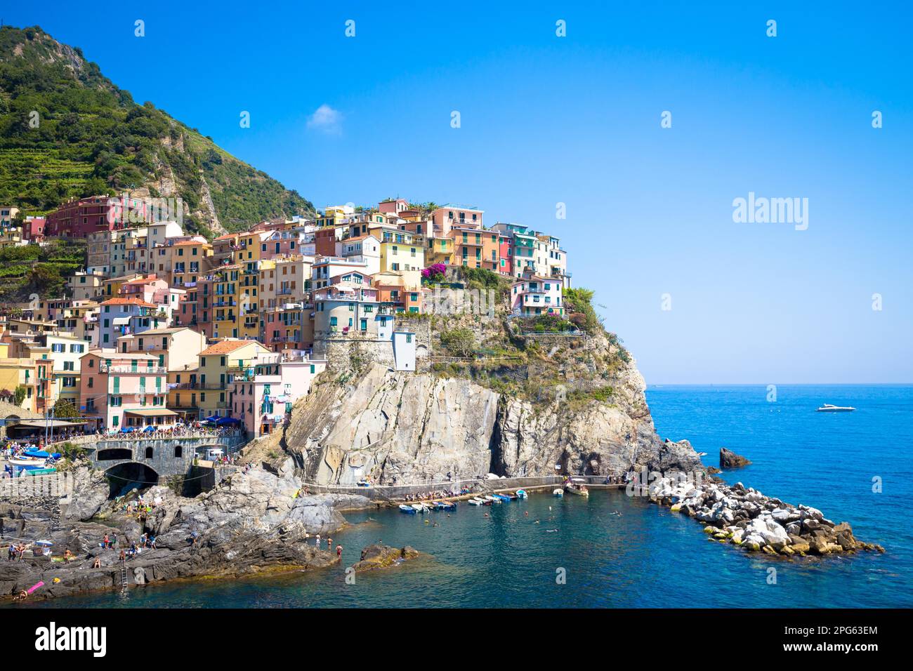 Panorama spectaculaire de Manarola Ville de Cinque Terre au cours d'une journée ensoleillée Banque D'Images