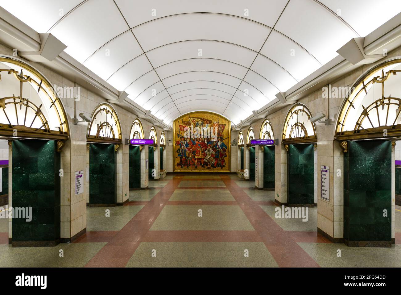 Saint-Pétersbourg, Russie - 24 décembre 2021 : intérieur de la station de métro Zvenigorodskaya. Banque D'Images