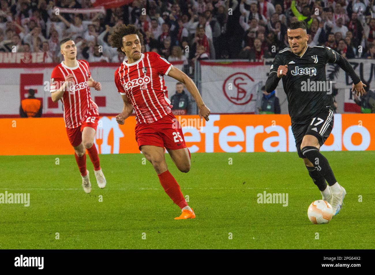 Kiliann SILDILLIA (SC Freiburg) à gauche, s'attaque à Filip KOSCIC (Juventus Turin) Banque D'Images