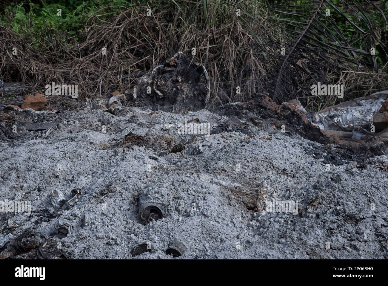 pile de cendres sur le sol de la benne à ordures Banque D'Images