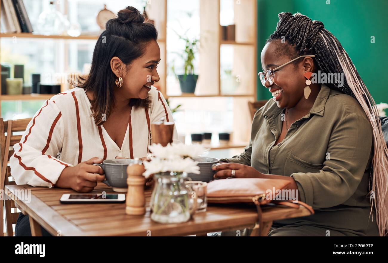 Je ne comprends pas dit aucun meilleur ami jamais. deux jeunes femmes discutant dans un café. Banque D'Images