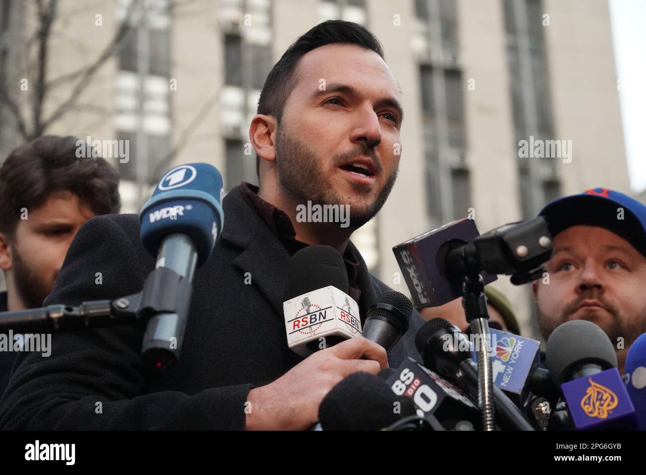 New York, États-Unis. 19th mars 2023. Le porte-parole de Mike Crispi et membre du New York Young Republican's Club, parle aux médias rassemblés devant le tribunal criminel de Manhattan après le témoignage du grand jury de Bob Costello et Michael Cohen, avant la possible mise en accusation de Donald Trump dans l'affaire Stormy Daniels, à New York. (Photo de Catherine Nance/SOPA Images/Sipa USA) crédit: SIPA USA/Alay Live News Banque D'Images