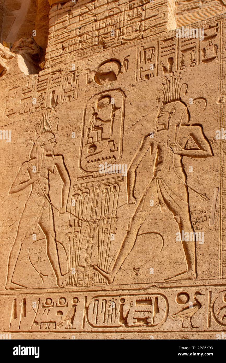 Bas relief personnages à côté du temple principal d'Abu Simbel, Egypte Banque D'Images