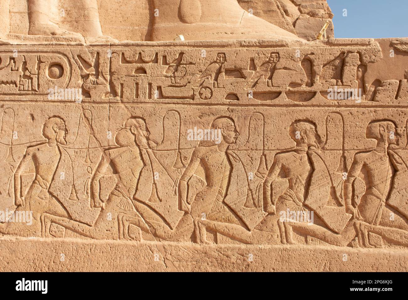 Bas relief personnages à côté du temple principal d'Abu Simbel, Egypte Banque D'Images
