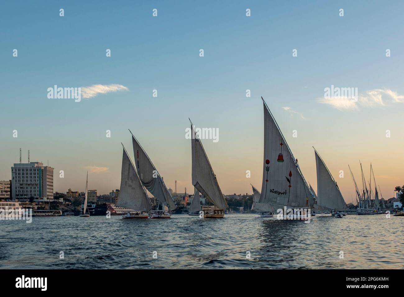 Feluccas à Dusk sur le Nil, près d'Assouan, Égypte Banque D'Images