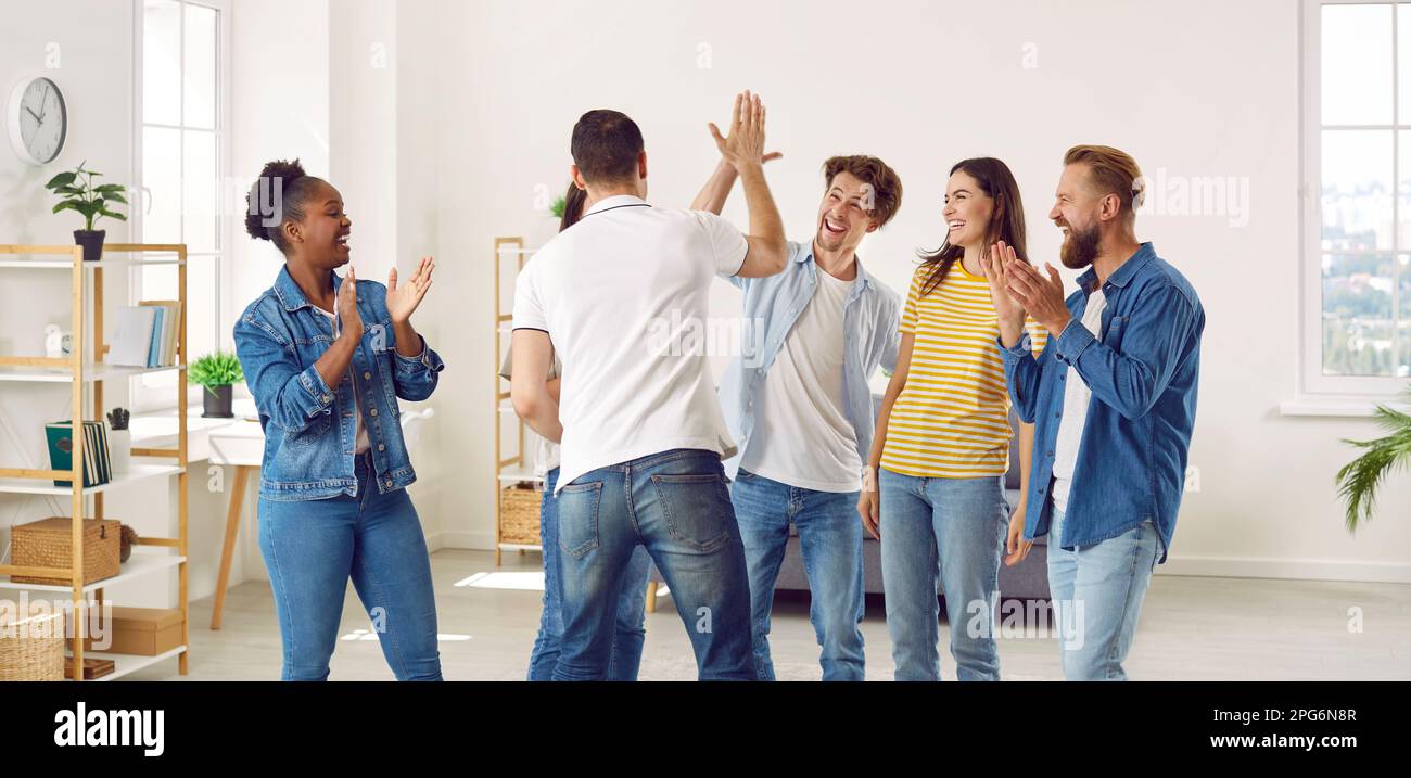 Joyeux groupe d'amis qui s'amusent ensemble Banque D'Images