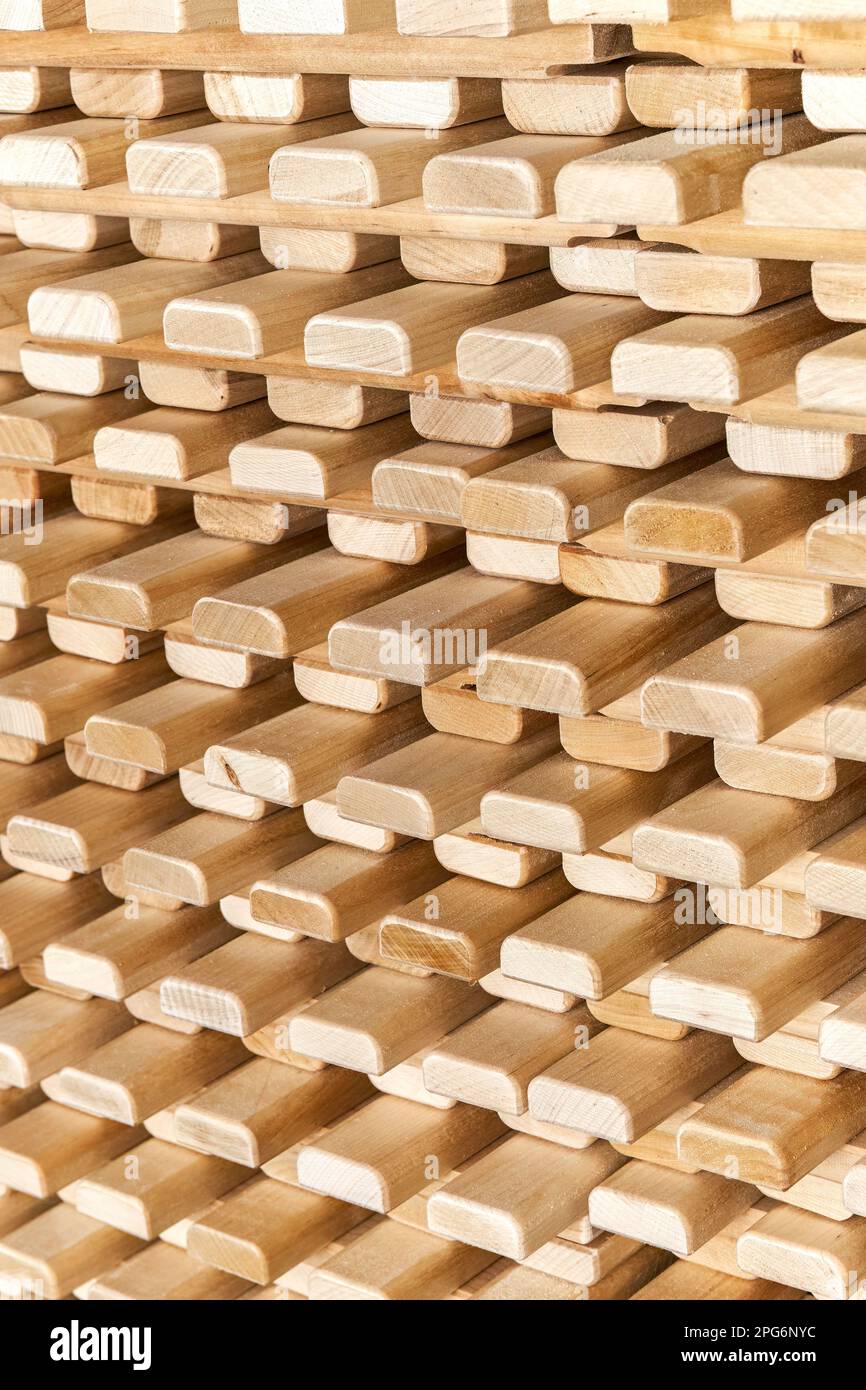 Grande pile de nouveaux lattes en bois de bouleau massif naturel dans l'entrepôt de menuiserie contemporain vue rapprochée comme arrière-plan Banque D'Images