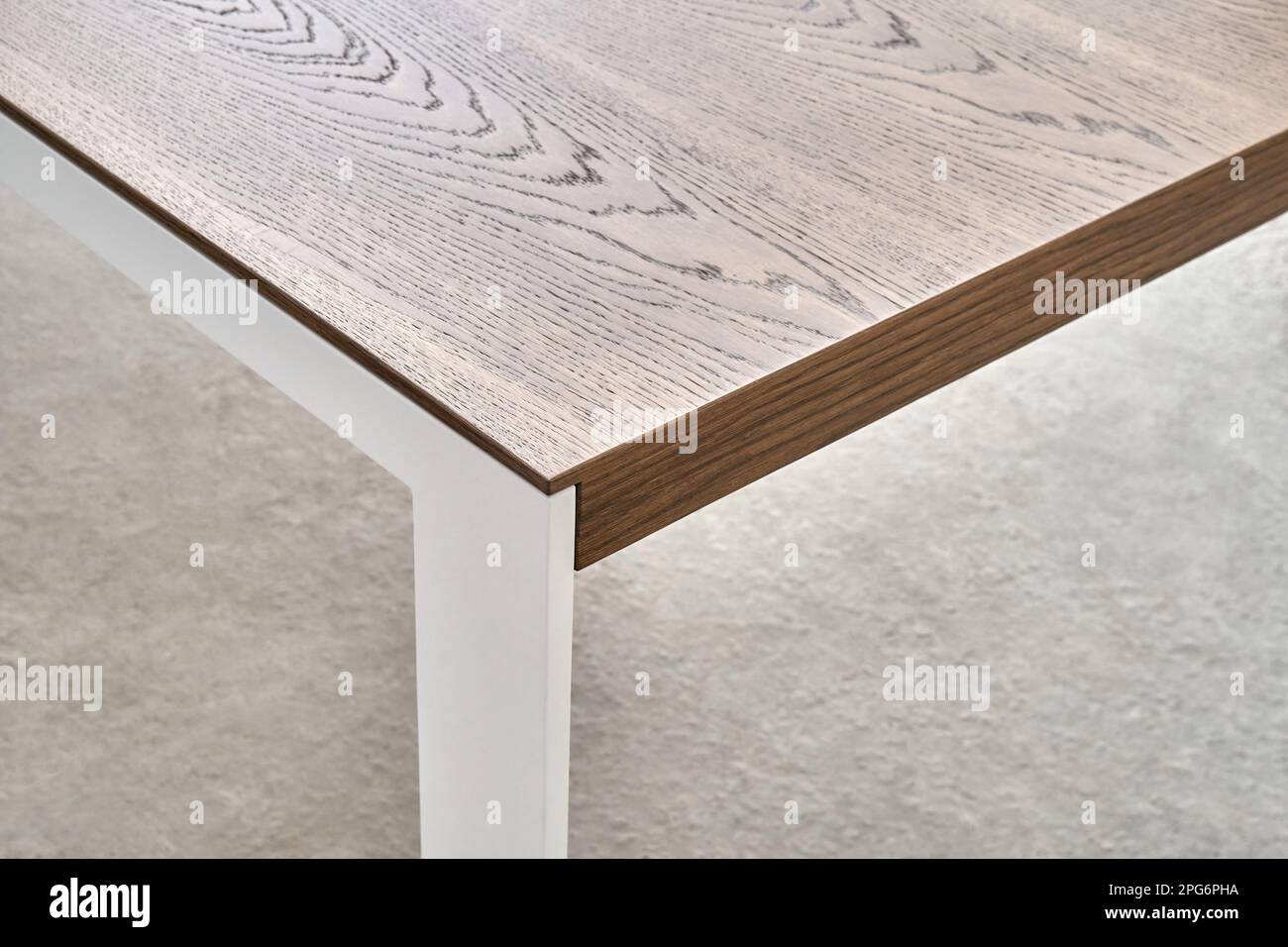 Table à manger de style minimaliste avec table fine en bois de placage en chêne sur pieds en métal blanc Banque D'Images