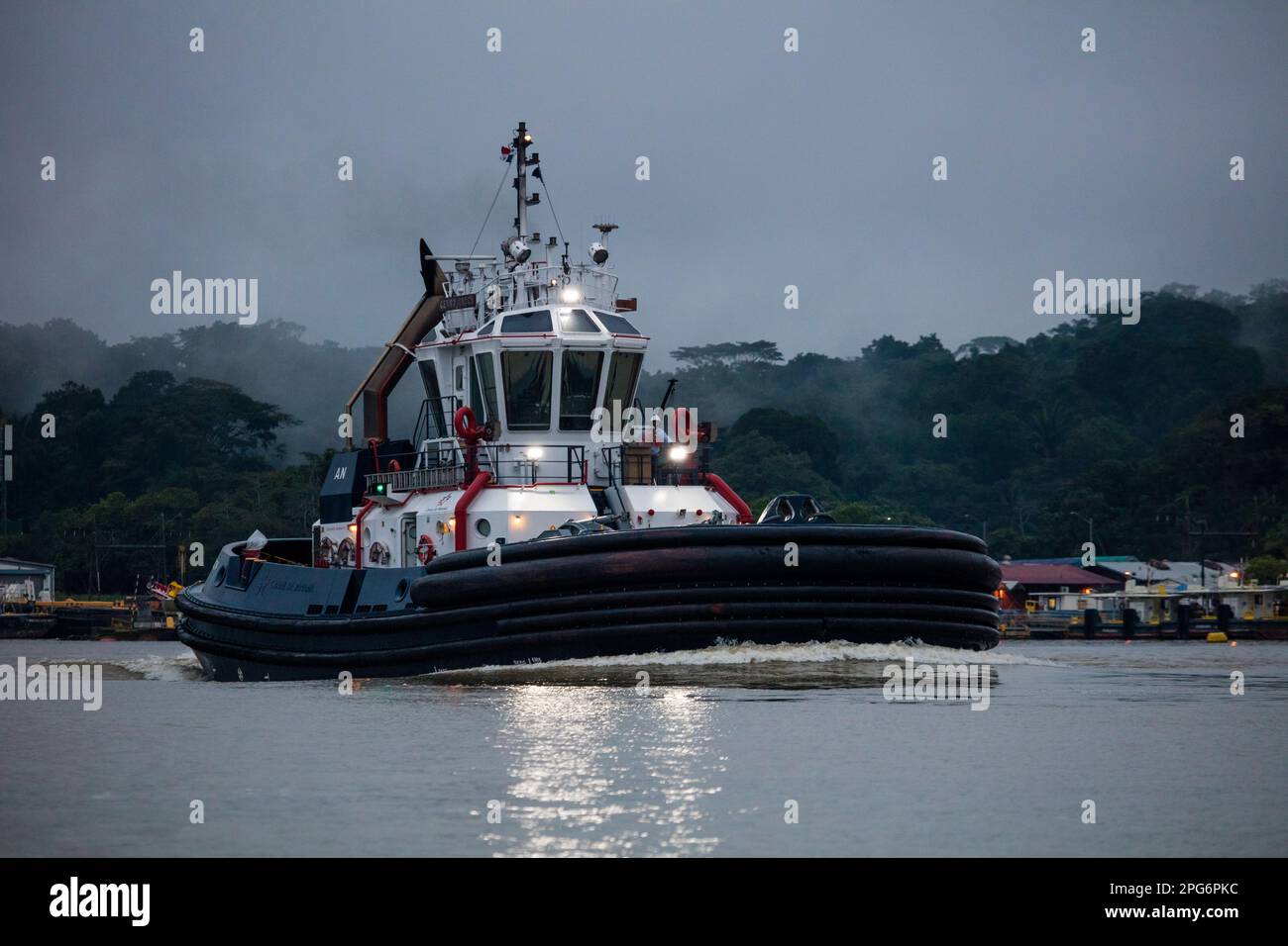 Un remorqueur sur un matin pluvieux tôt à Gamboa dans le canal de Panama, République de Panama, Amérique centrale. Banque D'Images