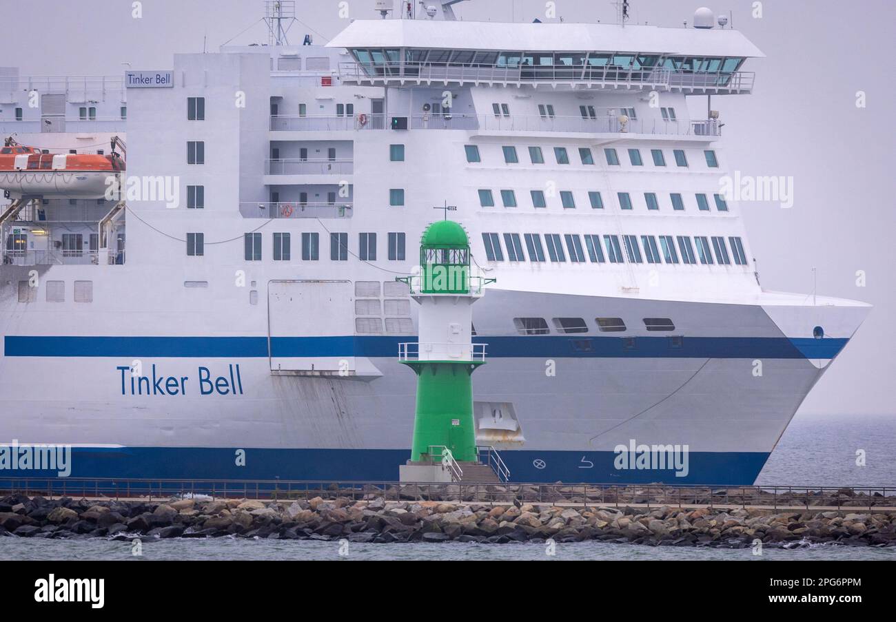 Rostock, Allemagne. 20th mars 2023. Le traversier 'Tinker Bell' de la compagnie maritime TT-Line entre dans le port de Rostock le matin. Le navire de 220 mètres de long vient de Trelleborg, en Suède. Le temps dans le nord de l'Allemagne au début de la semaine est nuageux et doux. Credit: Jens Büttner/dpa/Alay Live News Banque D'Images