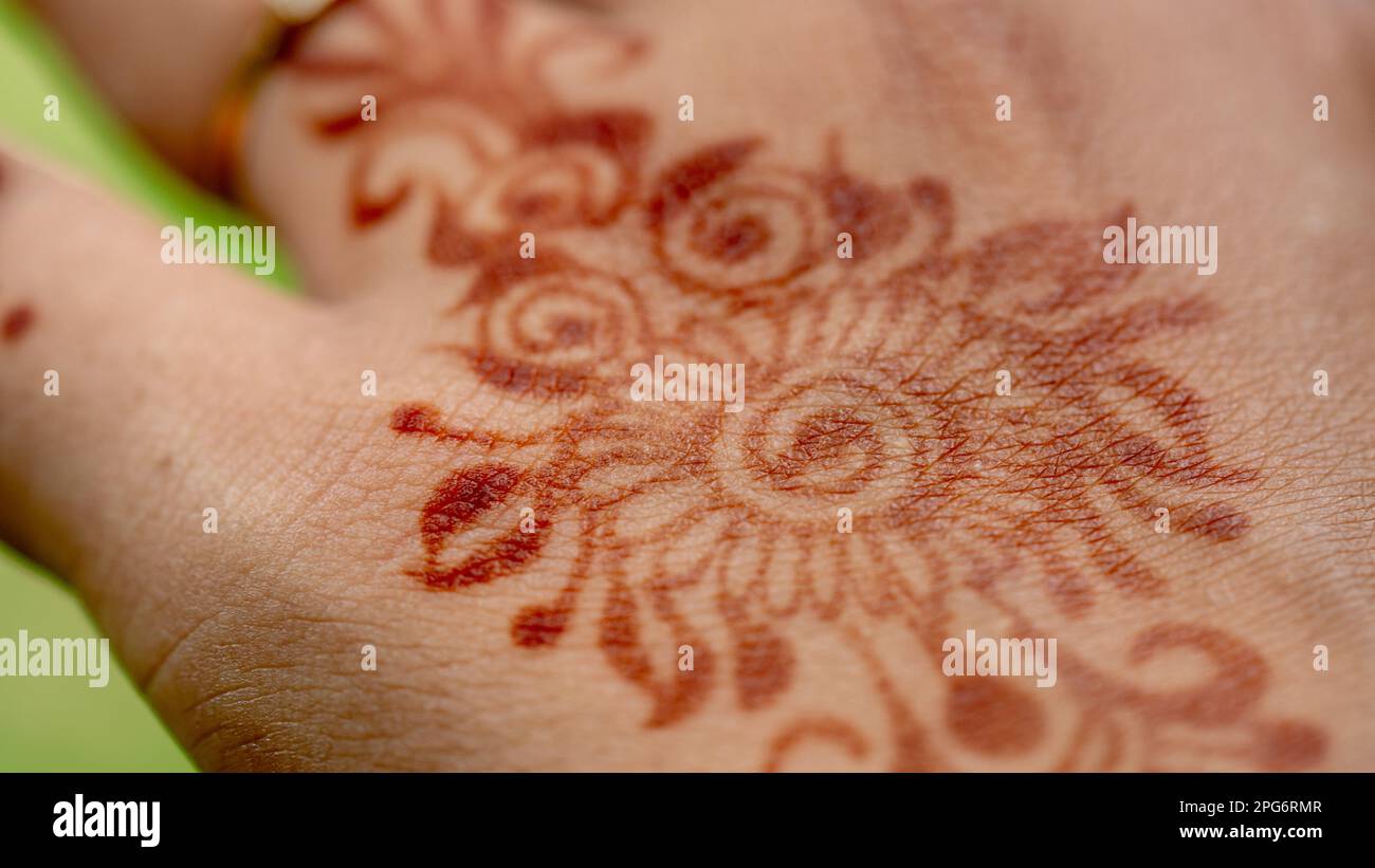 Femme musulmane avec tatouage au henné sur ses mains à l'extérieur, sourire face avec hijab gros plan Banque D'Images