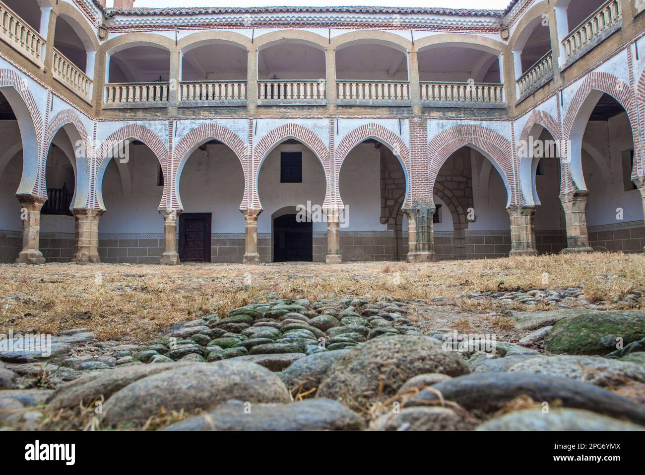 Abadia, Espagne - 5 mars 2023: Palais de Sotofermoso, cour de style Mudejar. Abadia, Caceres, Espagne Banque D'Images