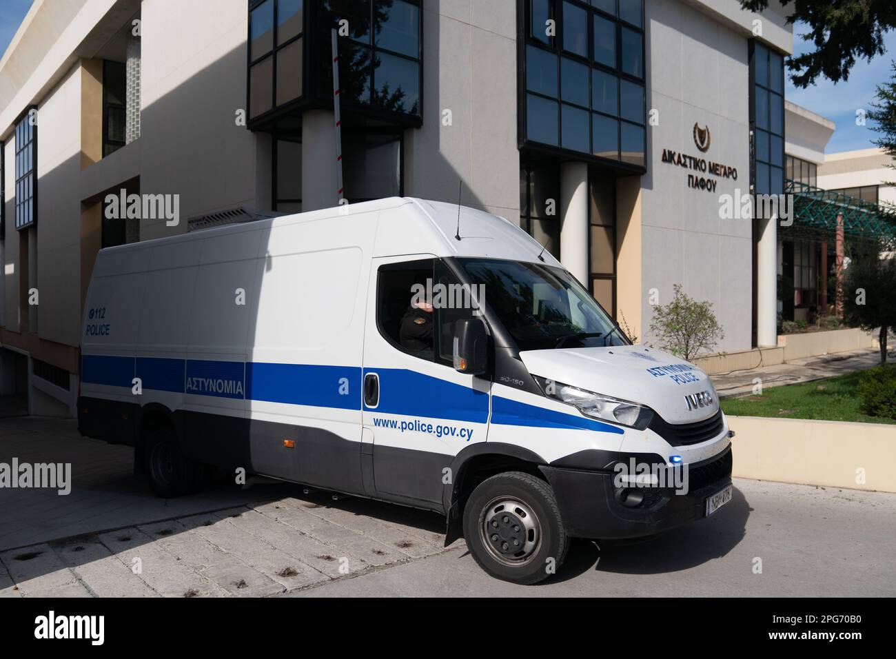 Un véhicule de police devant le tribunal de district de Paphos à Chypre, où David Hunter est accusé d'avoir tué sa femme en phase terminale, Janice Hunter, à Chypre. Le tribunal doit décider si M. Hunter a reçu son droit à un avocat ou s'il a eu le droit de rester silencieux avant que des déclarations ne lui aient été prises lorsqu'il a été arrêté pour avoir été soupçonné de tuer sa femme. Date de la photo: Mardi 21 mars 2023. Banque D'Images