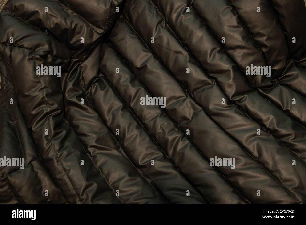 veste en duvet noire pour l'hiver à revers en arrière-plan Banque D'Images