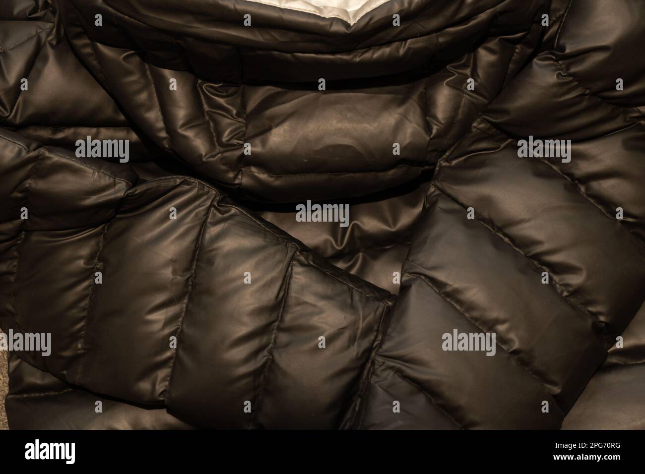 veste en duvet noire pour l'hiver à revers en arrière-plan Banque D'Images