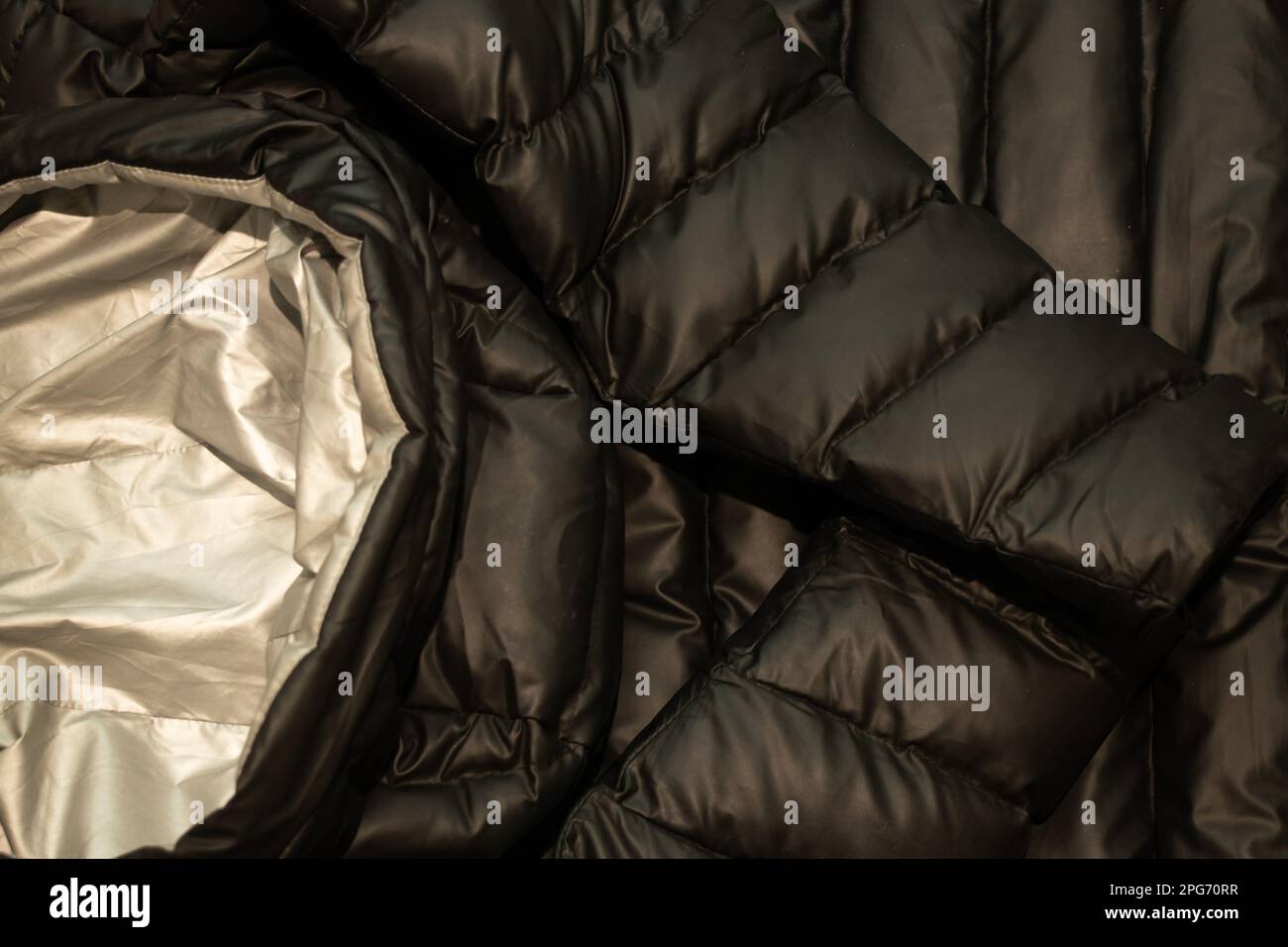 veste en duvet noire pour l'hiver à revers en arrière-plan Banque D'Images