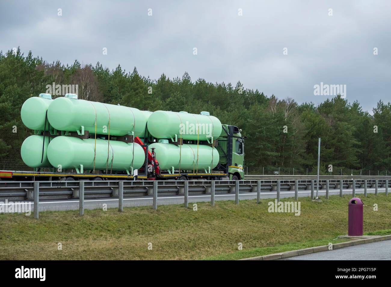 Réservoirs de gaz pour l'industrie et les maisons pendant le transport par camion Banque D'Images