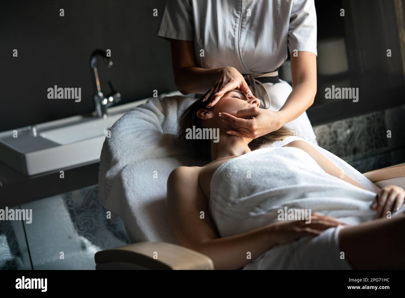 Jeune femme en bonne santé au spa. Massages thérapeutiques traditionnels et soins de beauté. Banque D'Images