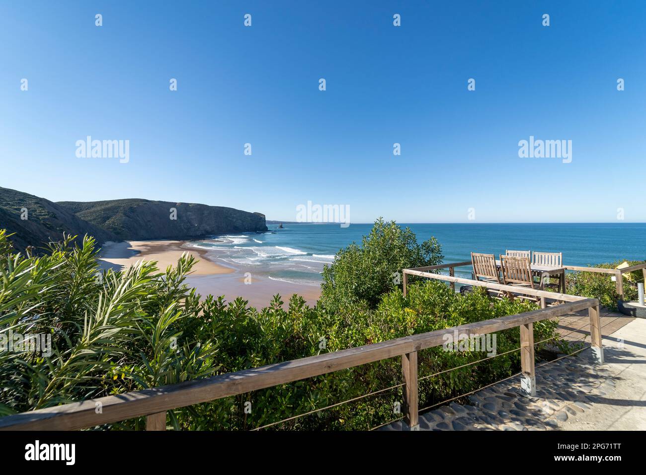 Vue sur la plage d'Arrifana connue sous le nom de Praia da Arrifana en Algarve, Portugal. Parc naturel de Costa Vicentina Banque D'Images