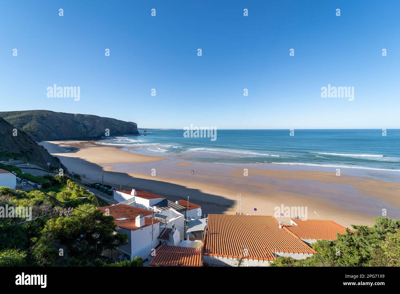 Vue sur Praia da Arrifana sur la Costa Vicentina, sur la côte ouest sauvage du sud du Portugal, Algarve. Banque D'Images