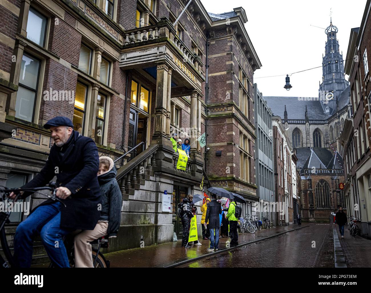 HAARLEM - les militants du climat protestent devant le tribunal où l'industrie de l'aviation a institué une procédure sommaire contre le gouvernement en raison de la réduction prévue de Schiphol. KLM, Transavia, TUI et Corendon, entre autres, veulent que la réduction à 460 000 vols par an soit décollé de la table. Un groupe d'intérêts d'habitants vivant près de Schiphol a été ajouté en tant que partie à la procédure sommaire engagée par les compagnies aériennes contre l'État pour réduire le nombre de vols. ANP REMKO DE WAAL pays-bas hors - belgique hors Banque D'Images