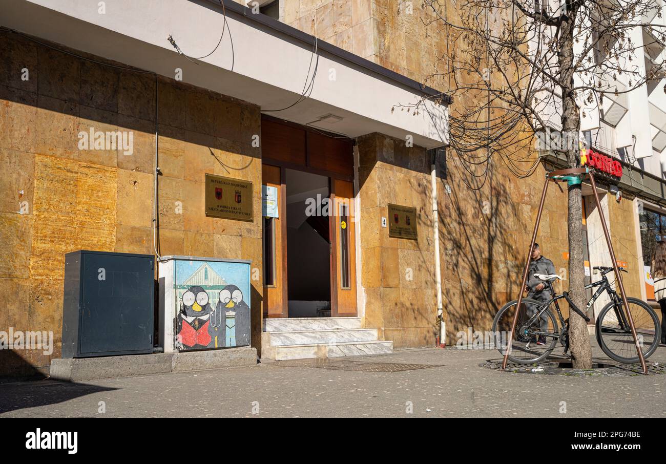Tirana, Albanie. Mars 2023. Vue sur l'entrée du Bureau administratif de l'unité 9 de Tirana, dans le centre ville Banque D'Images