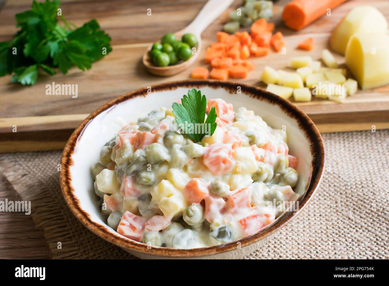 Salade traditionnelle russe, salade de légumes bouillis et mayonnaise. Banque D'Images