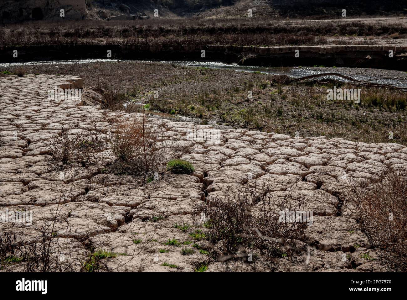 Le lit sec de la rivière Llobregat tout en entrant dans le réservoir de la Baells à Cercs, province de Barcelone, Espagne. Les restrictions de l'eau se sont encore renforcées en Catalogne en raison de la sécheresse qui dure depuis 29 mois et qui est liée au changement climatique et au réchauffement de la planète. Actuellement, les réservoirs catalans sont à 27 pour cent de leur capacité. Banque D'Images