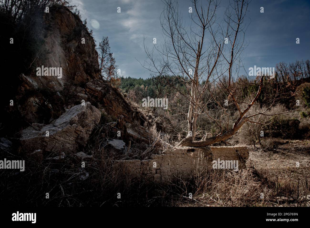 20 mars 2023, Cercs, Barcelone, Espagne: Vestiges du village disparu de Sant Salvador de la Vedella qui sont habituellement couverts d'eau sont vus au lit sec de la rivière Llobregat tout en entrant dans le réservoir de la Baells à Cercs, province de Barcelone, Espagne. Les restrictions de l'eau se sont encore renforcées en Catalogne en raison de la sécheresse qui dure depuis 29 mois et qui est liée au changement climatique et au réchauffement de la planète. Actuellement, les réservoirs catalans sont à 27 pour cent de leur capacité. Credit: Jordi Boixareu/ Alamy Live News Banque D'Images