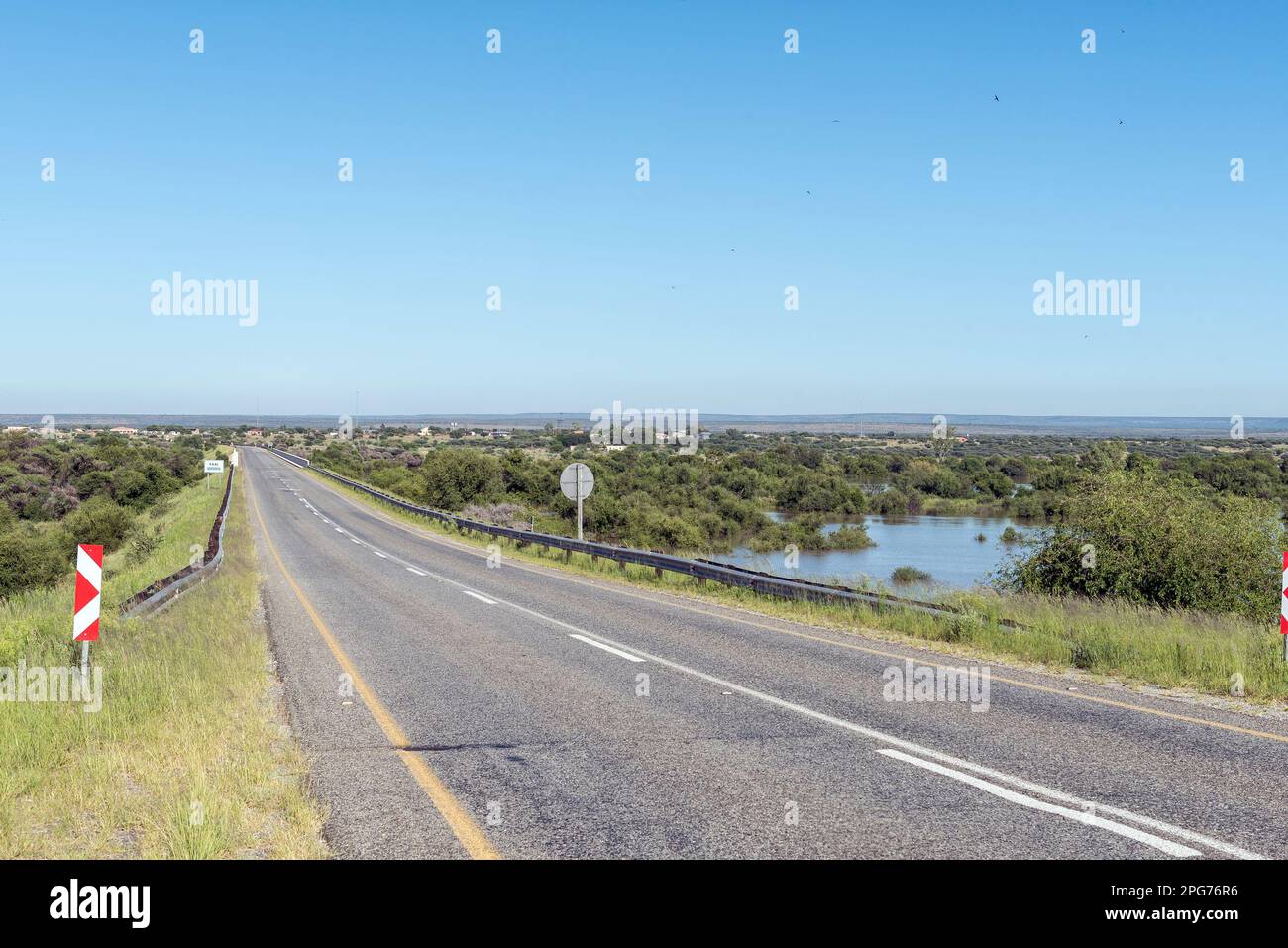 Le pont sur la route N8 au-dessus de la rivière Vaal à Schmidsdrift. La rivière est en crue Banque D'Images