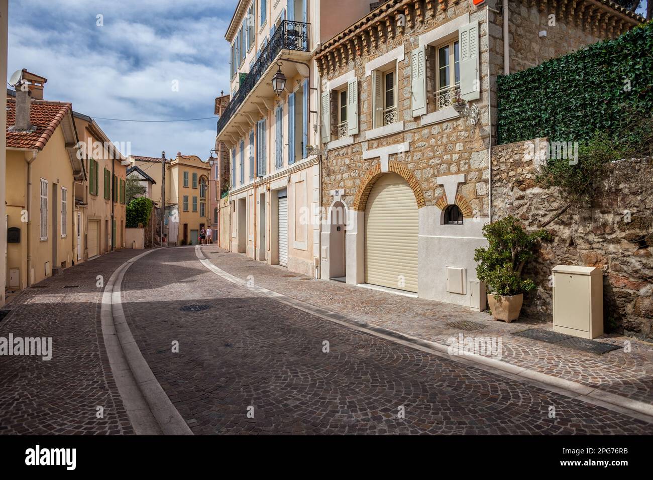 Rue pavée sinueuse dans la vieille ville (le Suquet) de Cannes en France. Banque D'Images