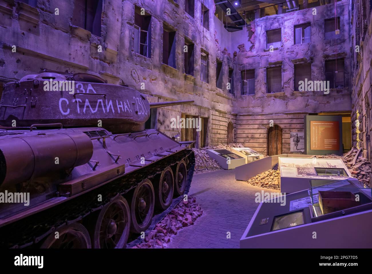 Le char soviétique T-34/85 dans la ville en ruines, exposition au Musée de la Seconde Guerre mondiale à Gdansk, Pologne. Banque D'Images