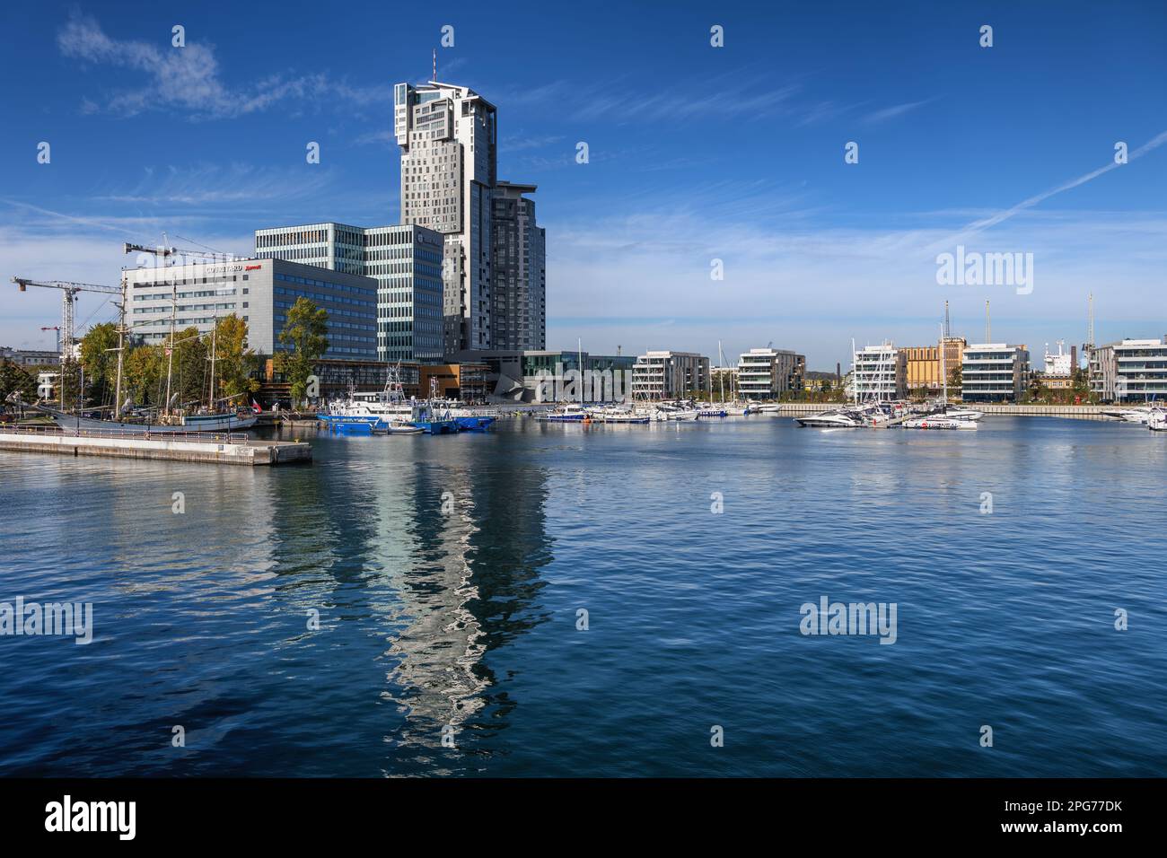 Ville de Gdynia en Pologne, vue sur le port de Gdynia avec gratte-ciel Sea Towers, hôtel Marriott et immeubles d'appartements modernes. Banque D'Images