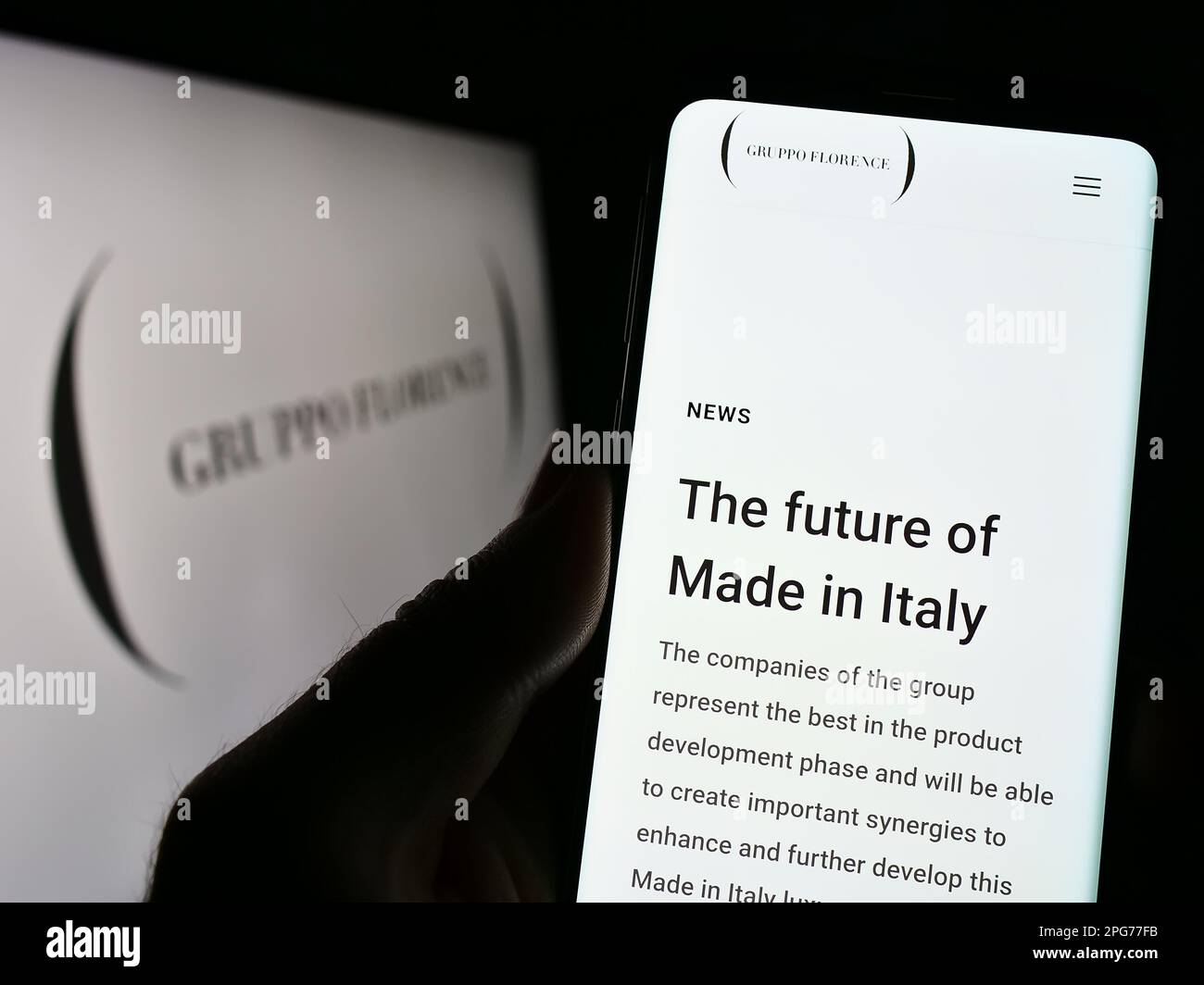 Personne tenant un téléphone portable avec la page web de la société italienne de mode Gruppo Florence S.p.A. à l'écran avec logo. Concentrez-vous sur le centre de l'écran du téléphone. Banque D'Images