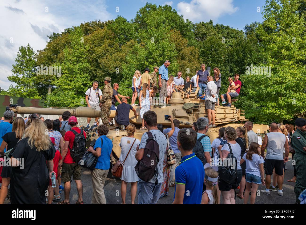 Varsovie, Pologne - 14 août 2022 - les gens admirent le char de bataille principal américain de M1 Abrams M1A2 SEP V2 lors de la Journée de l'Armée polonaise (Journée des Forces armées) Banque D'Images